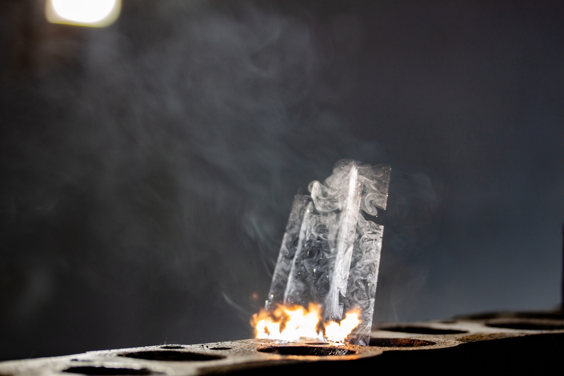 Laser-Reinigung eines Zylinderkopfes